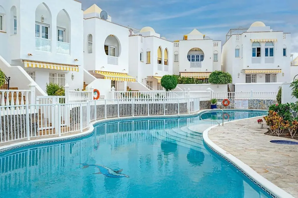 Large House With Garden And Direct Access To The Pool contacts
